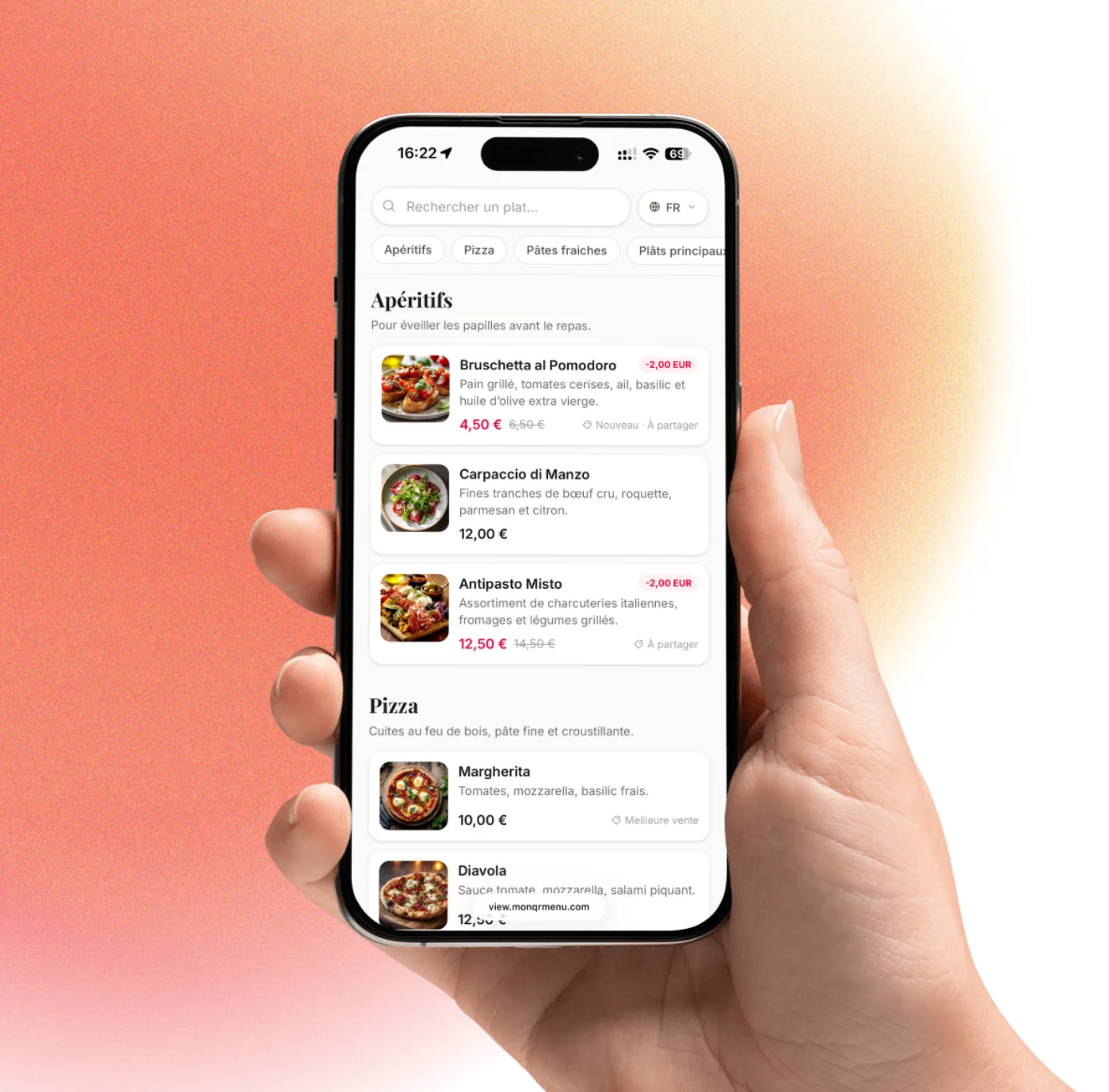 Client consultant un menu numérique sur smartphone dans un restaurant, avec des plats italiens affichés à l'écran