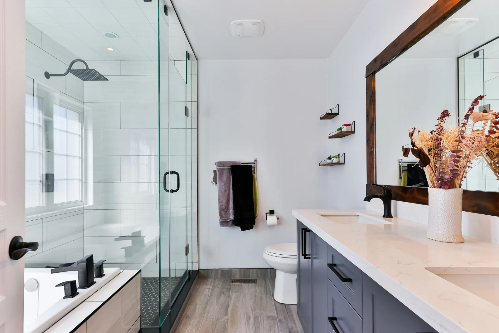 Salle de bain moderne avec douche à l'italienne, meuble sous vasque et éclairage LED, rénovée par un artisan RGE à Lille