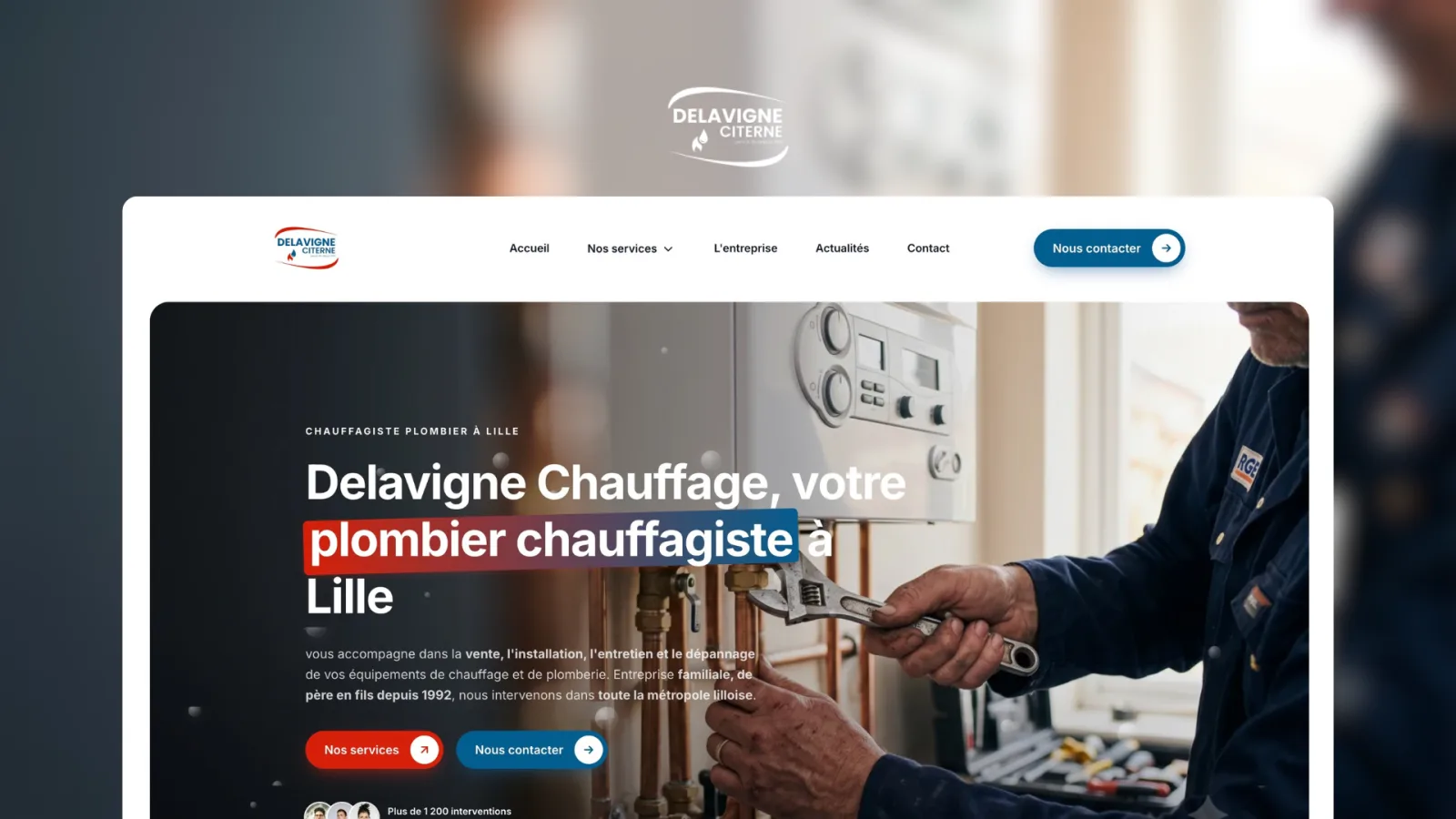 Professionnel de santé en blouse blanche travaillant sur un ordinateur sécurisé dans un cabinet médical à Lille